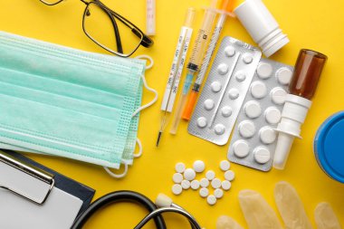 Tablo doktor. Parlak sarı bir arka plan üzerinde tıbbi malzeme. yukarıdan görüntüleyin. Düz yatıyordu