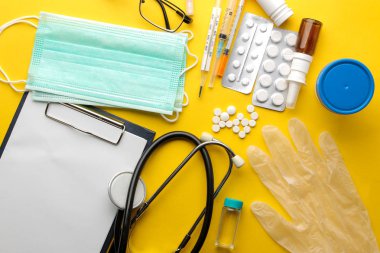 Tablo doktor. Tıbbi ekipman parlak sarı bir arka plan üzerinde. yukarıdan görüntüleyin. Düz yatıyordu