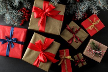 Yeni yıl. Noel. tatil. Festival hediyeler ve Yılbaşı dekor karanlık bir arka plan üzerinde arka plan. yukarıdan görüntülemek