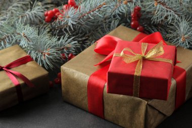 Yeni yıl. Noel. tatil. tatil hediye ve koyu arka plan yakın çekim üzerinde Yılbaşı dekor