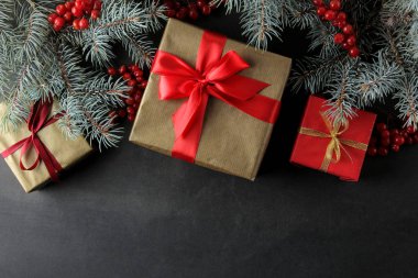 Yeni yıl. Noel. Tatil. Tatil hediye karanlık bir arka plan üzerine çerçeve. yukarıdan görüntüleyin. metin için ile yer