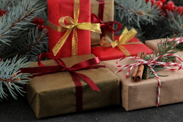 Yeni yıl. Noel. tatil. tatil hediye ve koyu arka plan yakın çekim üzerinde Yılbaşı dekor