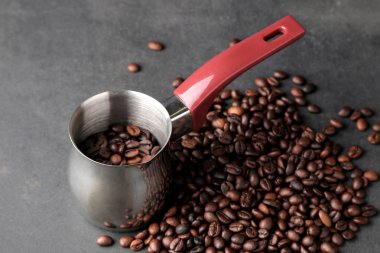 Cezve. karanlık bir arka plan üzerine kavrulmuş kahve çekirdekleri ile. kahve yapma.