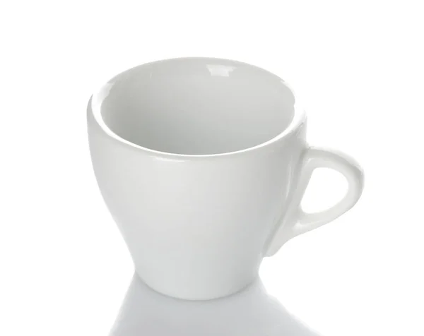 白い陶磁器のコーヒー カップ コーヒーを作るための古典的な形状 白の背景を分離しました クローズ アップ — ストック写真