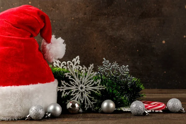 Kırmızı Santa Claus Şapka Çelenk Yılbaşı Dekor Koyu Kahverengi Zemin — Stok fotoğraf