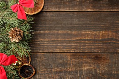 Bir Noel ağacı ve kahverengi bir arka plan üzerinde renkli Noel süsleri metin için yeni yıl ve Noel çerçeve. yukarıdan görüntülemek.