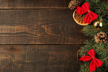 Bir Noel ağacı ve kahverengi bir arka plan üzerinde renkli Noel süsleri metin için yeni yıl ve Noel çerçeve. yukarıdan görüntülemek.