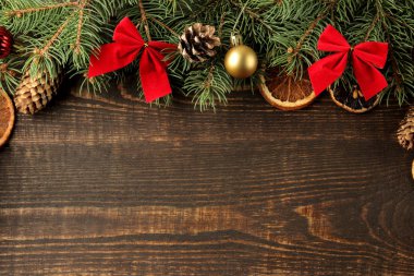 Bir Noel ağacı ve kahverengi bir arka plan üzerinde renkli Noel süsleri metin için yeni yıl ve Noel çerçeve. yukarıdan görüntülemek.