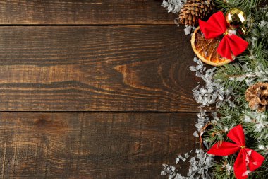 Bir Noel ağacı ve kahverengi bir arka plan üzerinde renkli Noel süsleri metin için yeni yıl ve Noel çerçeve. yukarıdan görüntülemek.