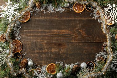 Bir Noel ağacı ve kahverengi bir arka plan üzerinde renkli Noel süsleri metin için yeni yıl ve Noel çerçeve. yukarıdan görüntülemek.