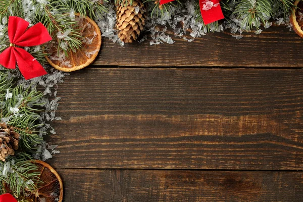 Bir Noel Ağacı Kahverengi Bir Arka Plan Üzerinde Renkli Noel — Stok fotoğraf