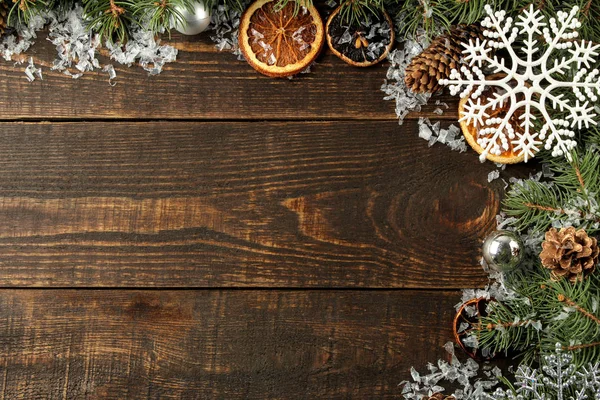 Bir Noel Ağacı Kahverengi Bir Arka Plan Üzerinde Renkli Noel — Stok fotoğraf