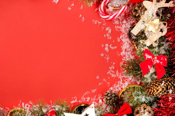 Bir Noel Ağacı Parlak Kırmızı Bir Arka Plan Üzerinde Renkli — Stok fotoğraf
