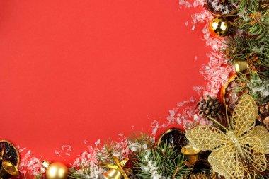 Bir Noel ağacı ve parlak kırmızı bir arka plan üzerinde renkli Noel süsleri metin için Noel ve yeni yıl çerçeve. yukarıdan görüntülemek.