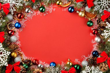 Bir Noel ağacı ve parlak kırmızı bir arka plan üzerinde renkli Noel süsleri metin için Noel ve yeni yıl çerçeve. yukarıdan görüntülemek.