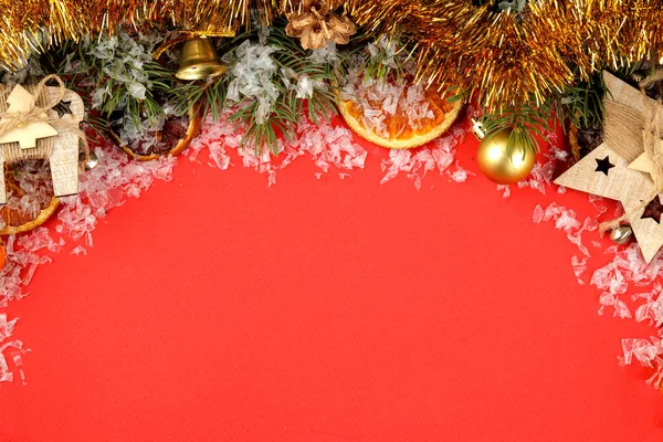 Bir Noel Ağacı Parlak Kırmızı Bir Arka Plan Üzerinde Renkli — Stok fotoğraf