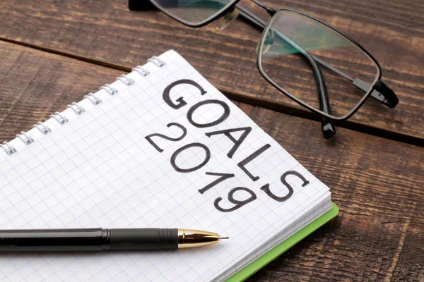 Goals 2019 Text Notebook Pen Glasses Brown Wooden Background — Stock Photo, Image