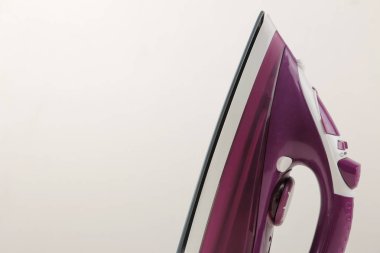 hafif bir arka plan üzerinde Lila demir. elbise Ütü. eşyaları elektrikli ev aletleri.