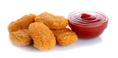 arka plan beyaz üzerine kırmızı ketçap soslu tavuk nuggets izole. Lokanta