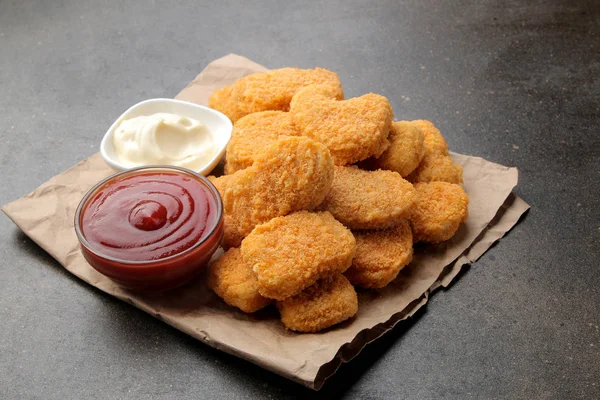 Pepitas Pollo Con Salsa Blanca Roja Sobre Fondo Marrón Comida — Foto de Stock