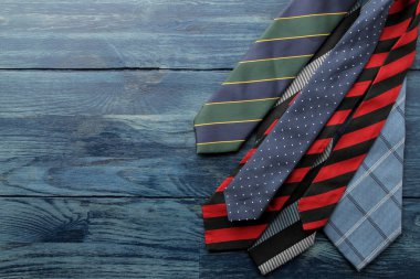 Erkek Accessories.men'ın tarzı. mavi ahşap zemin üzerine çeşitli bağları. düz yatıyordu. metin için ile yer