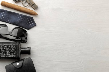 Erkek aksesuarlar. erkek tarzı. iş kartı sahibi, parfüm, puro, gözlük ve kravat Beyaz ahşap zemin üzerinde. düz yatıyordu. metin için yer ile. çerçeve