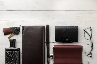 Erkek aksesuarlar. erkek tarzı. iş kartı sahibi, parfüm, anahtarlar, cep şişesi, gözlük ve Çanta Beyaz ahşap zemin üzerinde. düz yatıyordu. metin için yer ile. çerçeve