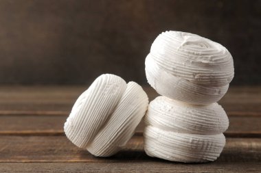 Tatlı beyaz hatmi kahverengi ahşap bir masa üzerinde. yazıt ile alan