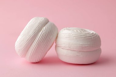 Tatlı beyaz hatmi parlak bir moda pembe yakın çekim yuvarlak. Tatlılar. tatlı.