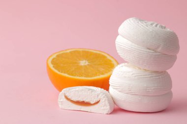 Beyaz tatlı turuncu doldurma ve portakal parlak şık pembe arka plan üzerinde marshmallows yuvarlak. Tatlılar. tatlı.