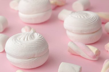 Tatlı beyaz şekerlemeler ve parlak şık pembe arka plan üzerinde küçük Marshmallow arka plan. Tatlılar. tatlı.