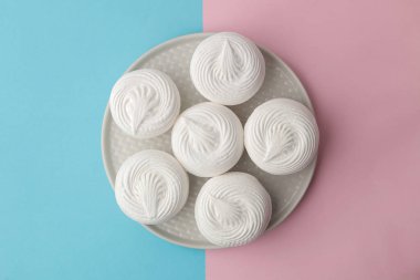 Tatlı beyaz hatmi bir parlak şık mavi ve pembe arka plan üzerinde bir tabakta. Tatlılar. tatlı. yukarıdan görüntülemek