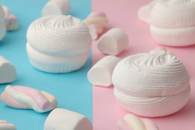 Tatlı beyaz şekerlemeler ve parlak şık mavi ve pembe arka plan üzerinde küçük Marshmallow arka plan. Tatlılar. tatlı.