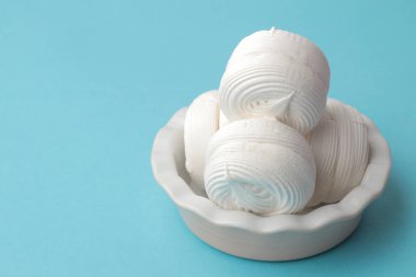 Tatlı beyaz hatmi parlak trendy mavi zemin üzerine bir tabak içinde. Tatlılar. tatlı. metin için ile yer