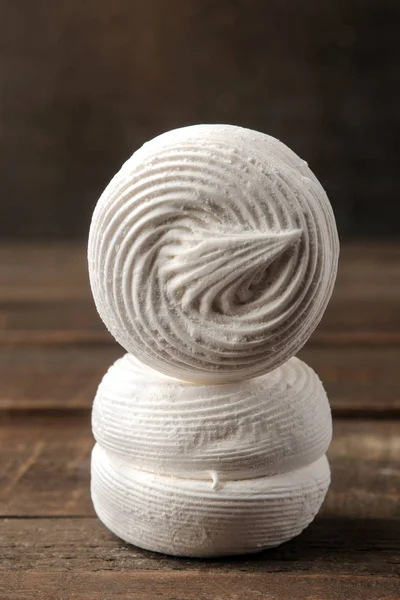 Tatlı beyaz hatmi kahverengi ahşap bir masa üzerinde. Tatlılar. yakın çekim