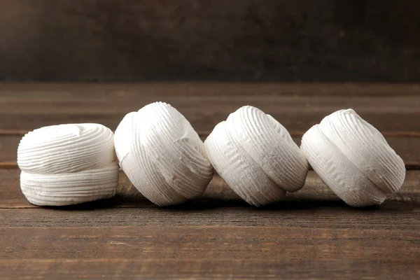 Tatlı beyaz yuvarlak hatmi kahverengi ahşap bir masa. Tatlılar. tatlı.