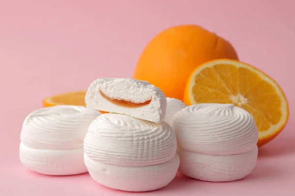 Γλυκό Λευκό Στρογγυλό Marshmallows Γέμιση Πορτοκάλι Και Πορτοκάλια Φωτεινά Μοντέρνα — Φωτογραφία Αρχείου