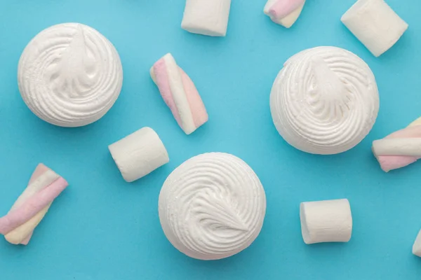 Hintergrund Von Süßen Weißen Marshmallows Und Kleinen Marshmallows Auf Hellem — Stockfoto