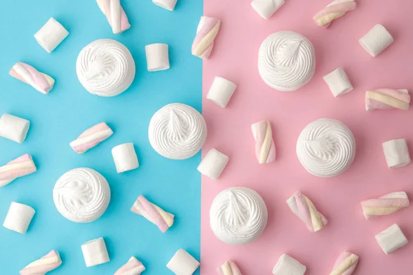 Hintergrund Von Süßen Weißen Marshmallows Und Kleinen Marshmallows Auf Einem — Stockfoto