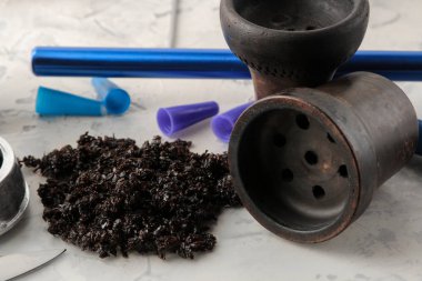 Nargile tütün, kase, kömür, ağızlık üzerinde hafif bir arka plan yapmak için çeşitli aksesuarlar. nargile yapmak için aksesuarlar