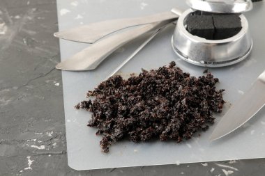 Nargile tütünü, kase, kömür, karanlık bir arka plan yapmak için çeşitli aksesuarlar. nargile yapmak için aksesuarlar