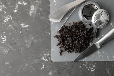 Nargile tütünü, kase, kömür, karanlık bir arka plan yapmak için çeşitli aksesuarlar. nargile yapmak için aksesuarlar. metin için yer ile üstten görünüm