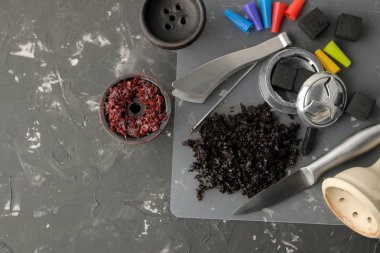 Nargile tütün, kase, kömür, ağızlık, karanlık bir arka plan yapmak için çeşitli aksesuarlar. nargile yapmak için aksesuarlar. metin için yer ile üstten görünüm