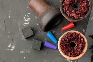 Nargile tütün, kase, kömür, ağızlık, karanlık bir arka plan yapmak için çeşitli aksesuarlar. nargile yapmak için aksesuarlar.