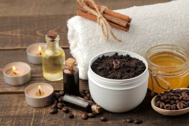 yüz ve vücut için beyaz bir kavanoz ve çeşitli malzemeler yapımı için ev yapımı kahve maki maki. Spa. Kozmetik. bakım kozmetik