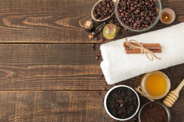 yüz ve vücut için beyaz bir kavanoz ve çeşitli malzemeler yapımı için ev yapımı kahve maki maki. Spa. Kozmetik. bakım kozmetik. metin için yer ile üstten görünüm