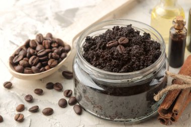 bir kavanoz yüz ve vücut için ve yapmak için çeşitli malzemeler ev yapımı kahve maki maki hafif bir arka plan üzerinde. Spa. Kozmetik. bakım kozmetik.