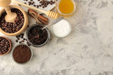 bir kavanoz yüz ve vücut için ve yapmak için çeşitli malzemeler ev yapımı kahve maki maki hafif bir arka plan üzerinde. Spa. Kozmetik. bakım kozmetik. metin için yer ile üstten görünüm