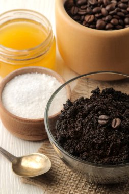 bir kavanoz yüz ve vücut için ve yapmak için çeşitli malzemeler ev yapımı kahve maki maki hafif bir arka plan üzerinde. Spa. Kozmetik. bakım kozmetik.