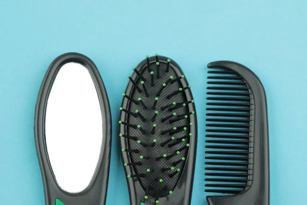 Bir Dizi Farklı Saç Fırçaları Parlak Mavi Bir Arka Plan — Stok fotoğraf